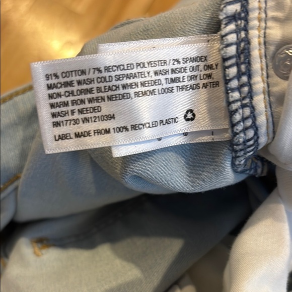 Universal Thread Women's Light Blue Distressed Jeans Size 30 - Picture 4 of 5